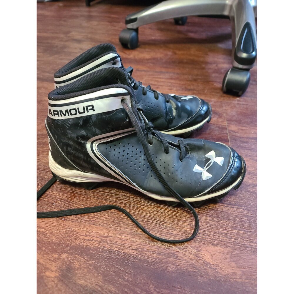 Boys Under Armour Cleats size 5Y - Picture 2 of 5